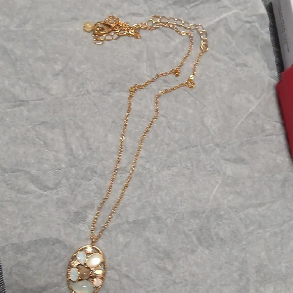 Avon Gold and Cream Cameo Necklace - Picture 3 of 9